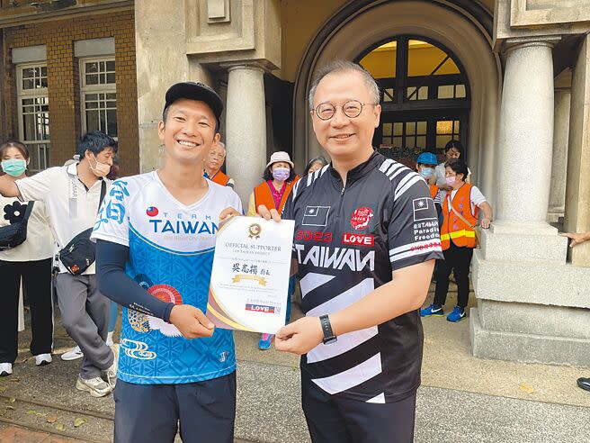 新北市長侯友宜成為國民黨總統參選人，前桃園縣長吳志揚（右）說，要團結讓政黨輪替。（呂筱蟬攝）