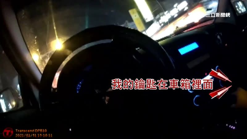 母子在警車內向員警說明牽車原因，事後十分感謝員警幫忙。