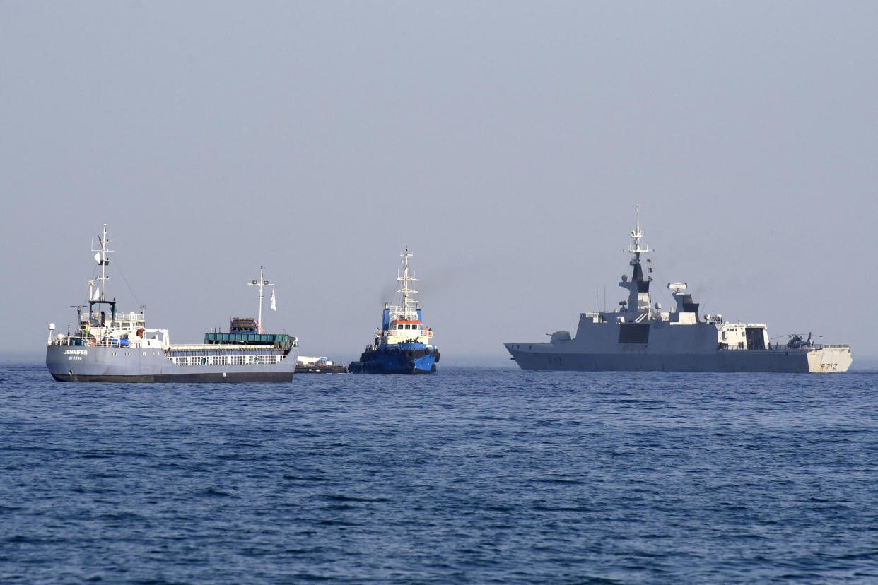 La barge Jenifer, qui fait partie d’une flottille de trois navires transportant de l’aide alimentaire pour la bande de Gaza, navigue à côté de la frégate française Courbet ce samedi 30 mars.