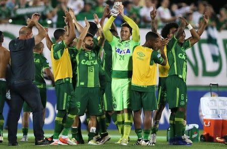 Foto de archivo: Los jugadores de Chapecoense celebran después de su partido contra San Lorenzo en las semifinales de la Copa Sudamericana disputado en el Estadio Arena Conda, en Chapecó, Brasil, 23 de noviembre del 2016. Un avión con 81 personas a bordo, incluyendo los jugadores del club de fútbol brasileño Chapeconense, se estrelló en una zona montañosa del noroeste de Colombia desde donde socorristas comenzaron a trabajar en el rescate de sobrevivientes, informó el martes la Aeronáutica Civil. REUTERS/Paulo Whitaker