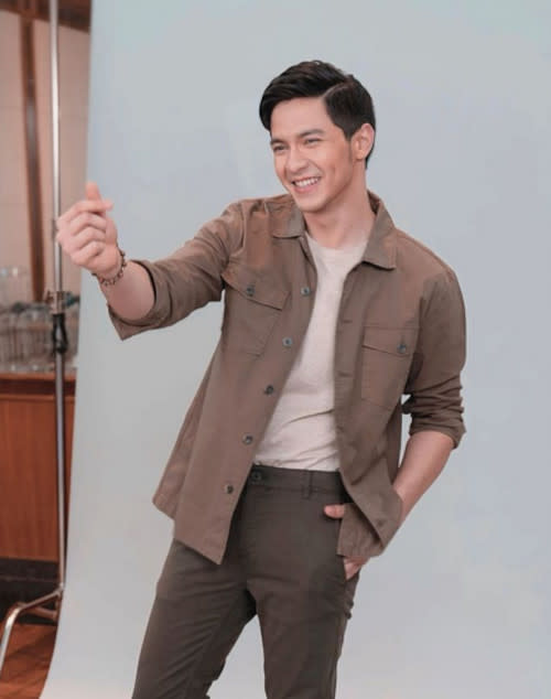 Alden Richards giving the fans some love