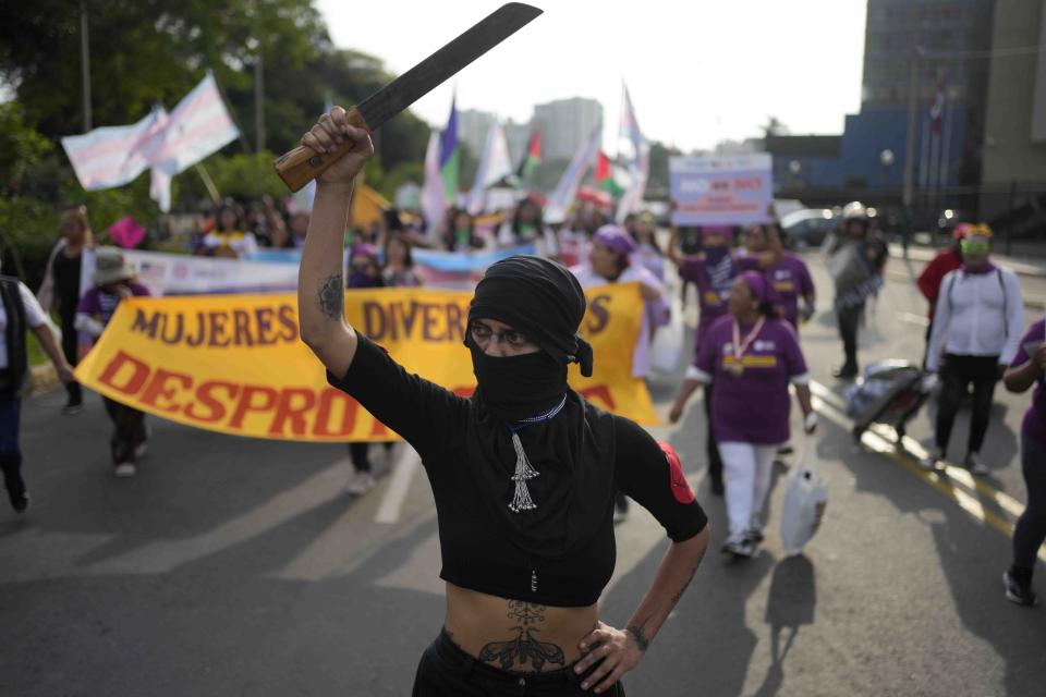 Una mujer blande un machete durante una marcha para conmemorar el Día Internacional de la Eliminación de la Violencia contra la Mujer, en Lima, Perú, el sábado 25 de noviembre de 2023 (Foto AP/Martín Mejía)