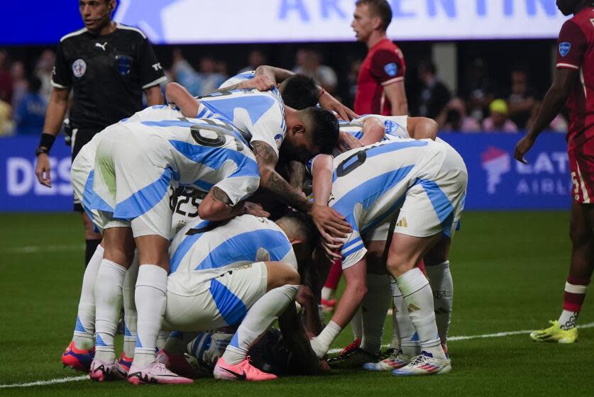 Los jugadores de Argentina celebran el gol del delantero Julián Álvarez (9) en la victoria 2-0 ante Canadá por el Grupo A de la Copa América, el jueves 20 de junio de 2024. (AP Foto/Mike Stewart)