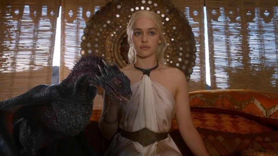 Daenerys Targaryen en <em>Juego de Tronos</em>, una heroína que transita la luz y las sombras. <a href="https://www.filmaffinity.com/es/filmimages.php?movie_id=874956" rel="nofollow noopener" target="_blank" data-ylk="slk:FilmAffinity;elm:context_link;itc:0;sec:content-canvas" class="link ">FilmAffinity</a>