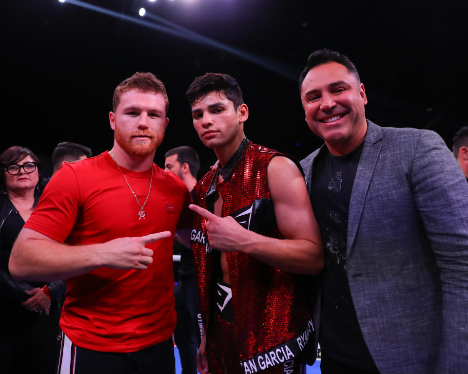 De la Hoya junto a su antiguo socio Saúl Álvarez y su todavía representado Ryan García. (Tom Hogan/Golden Boy/Getty Images)