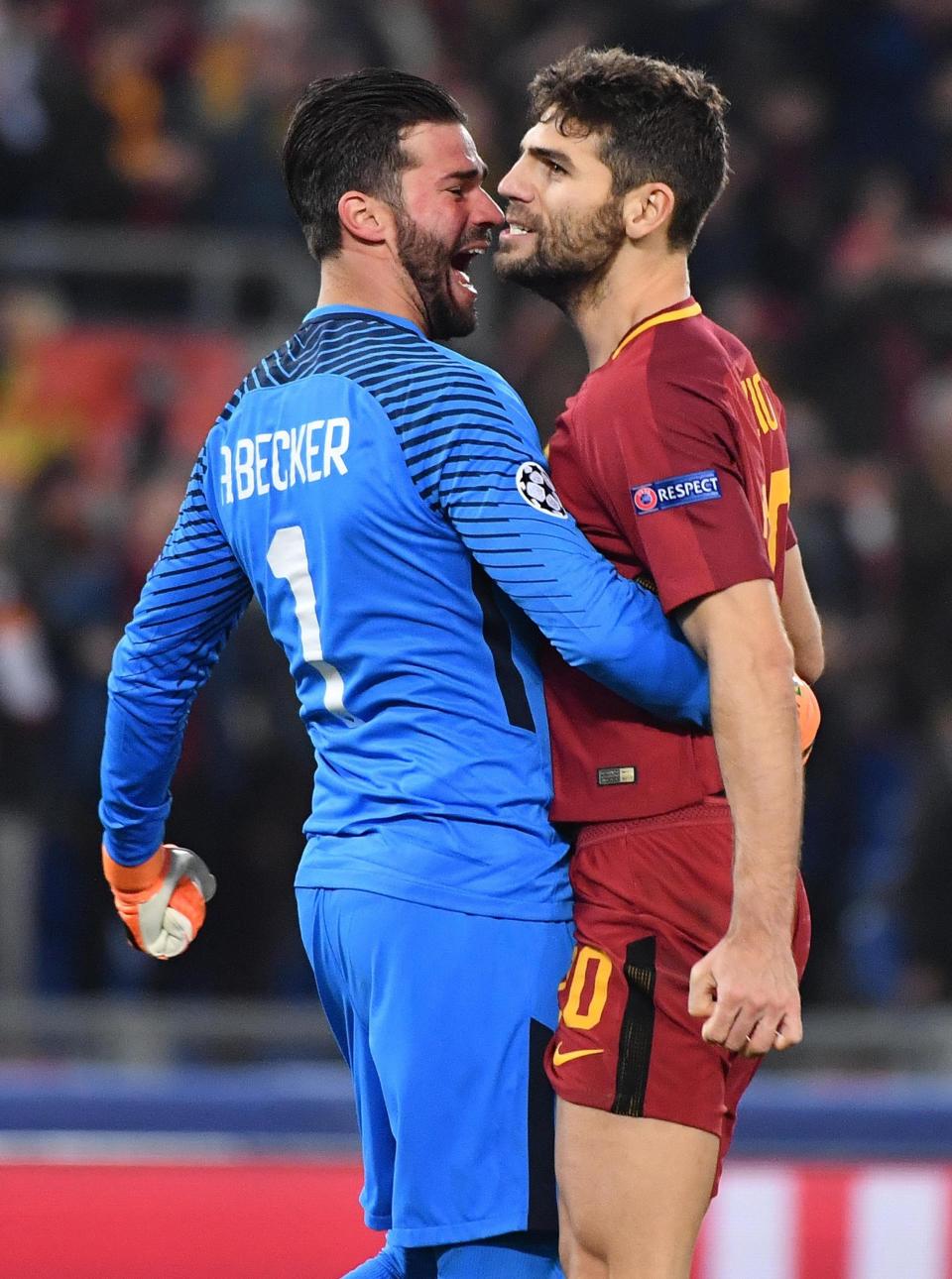 El arquero Alisson Becker (i) y su compañero de equipo Federico Fazio del AS Roma celebran su victoria ante el Shakhtar Donetsk hoy, martes 13 de marzo de 2018, durante su partido de la Liga de Campeones de la UEFA en el estadio Olímpico en Roma (Italia). (Foto: EFE/ETTORE FERRARI)