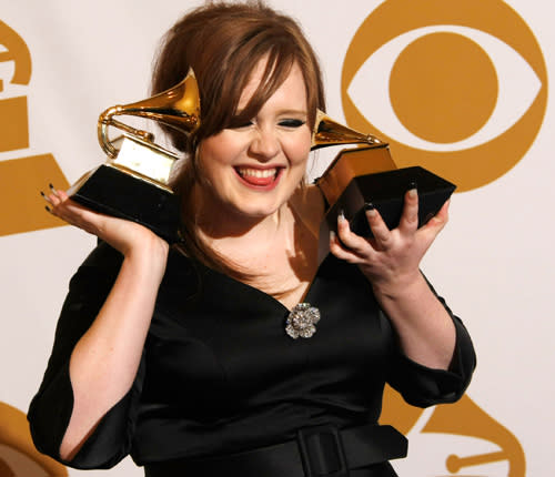En février 2009, Adele remporte deux trophées Grammy dans les catégories Meilleure chanteuse pop et Meilleur nouvel artiste, pour son album «19». (Michael Buckner/WireImage)