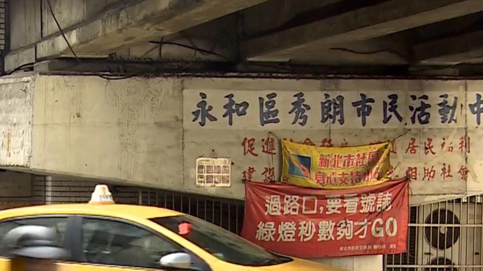 男子在開車經過永和福和橋時，跟騎士發生行車糾紛。（圖／東森新聞）