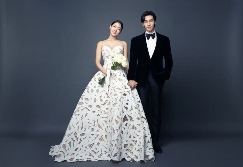 韓劇女神朴信惠與老公崔泰俊結婚時，在婚禮前曝光的婚紗照中，有一套蕾絲拼接的白色婚紗