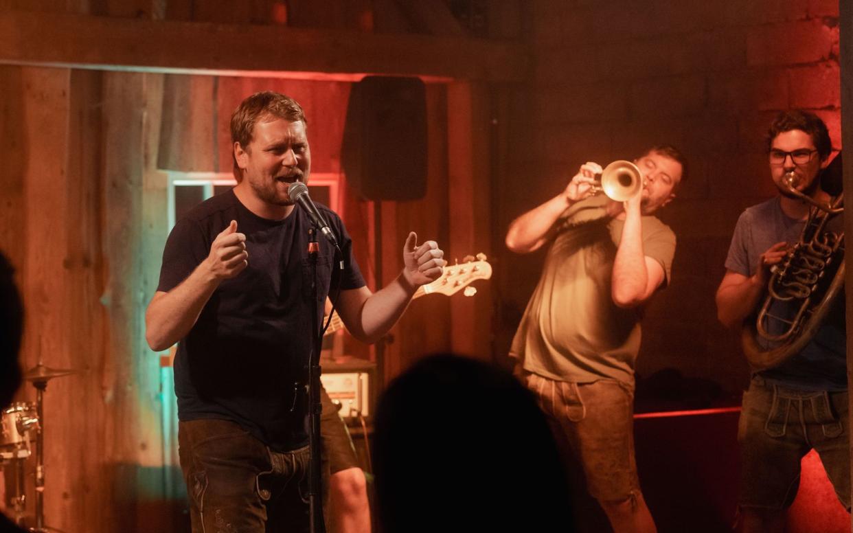 Die Musik zum "Tatort: Königinnen" steuerte die Chiemgauer Band LaBrassBanda bei, die auch einen Auftritt im Film hatte. (Bild: BR/Odeon Fiction GmbH/Luis Zeno Kuhn)