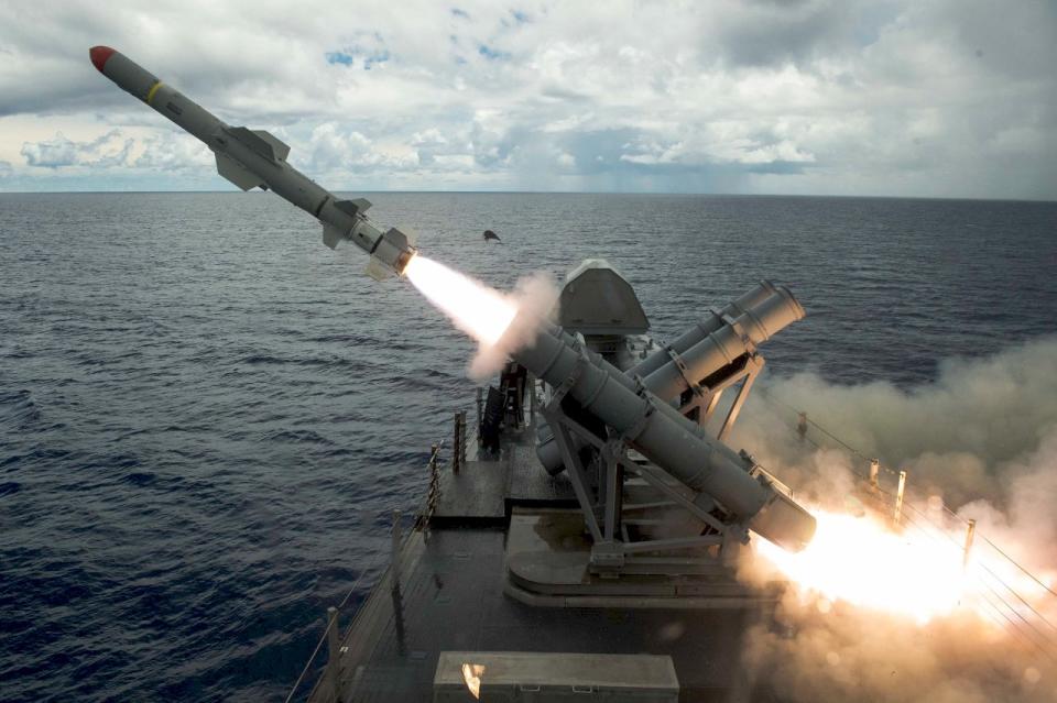 菲律賓參謀總長索貝哈那11日表示，菲律賓和美國士兵將從12日起進行為期2週的聯合軍事演習。圖為美國海軍先前在菲國海域演習發射魚叉飛彈。(資料照 / 圖:美國海軍)