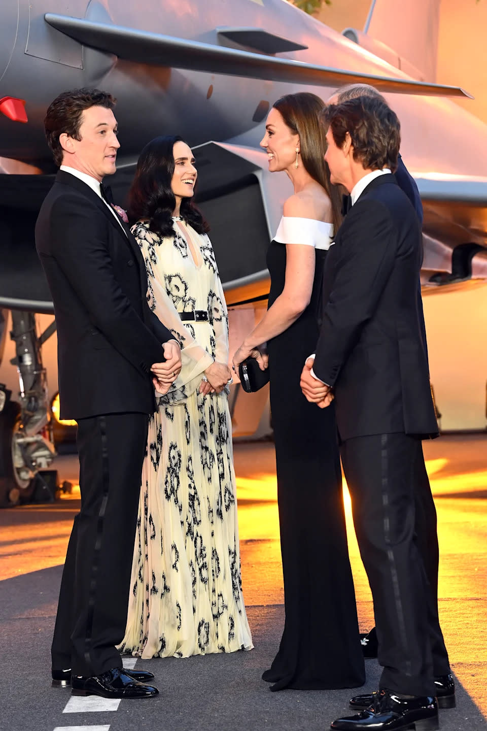 Kate Middleton verzaubert bei Top Gun-Premiere mit monochromem Look