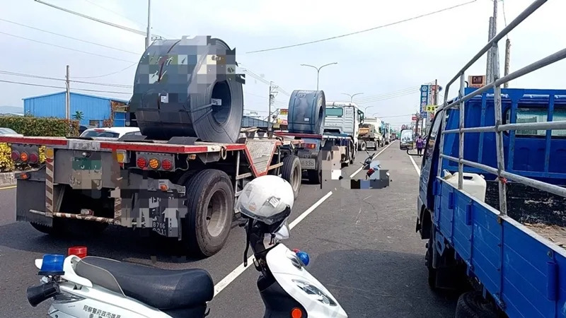 高雄市岡山區26日一小貨車駕駛突開車門害機車乘客遭撞死卻肇逃，警追緝到案中。（圖／高市岡山警分局提供）