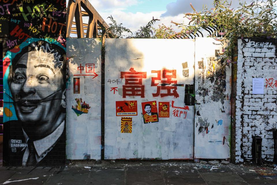 2023年8月6日，英國倫敦，中國共產黨的口號出現在當地街頭上。攝：James Wendlinger/Getty Images