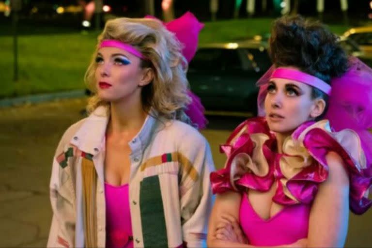 Betty Gilpin y Alison Brie en GLOW