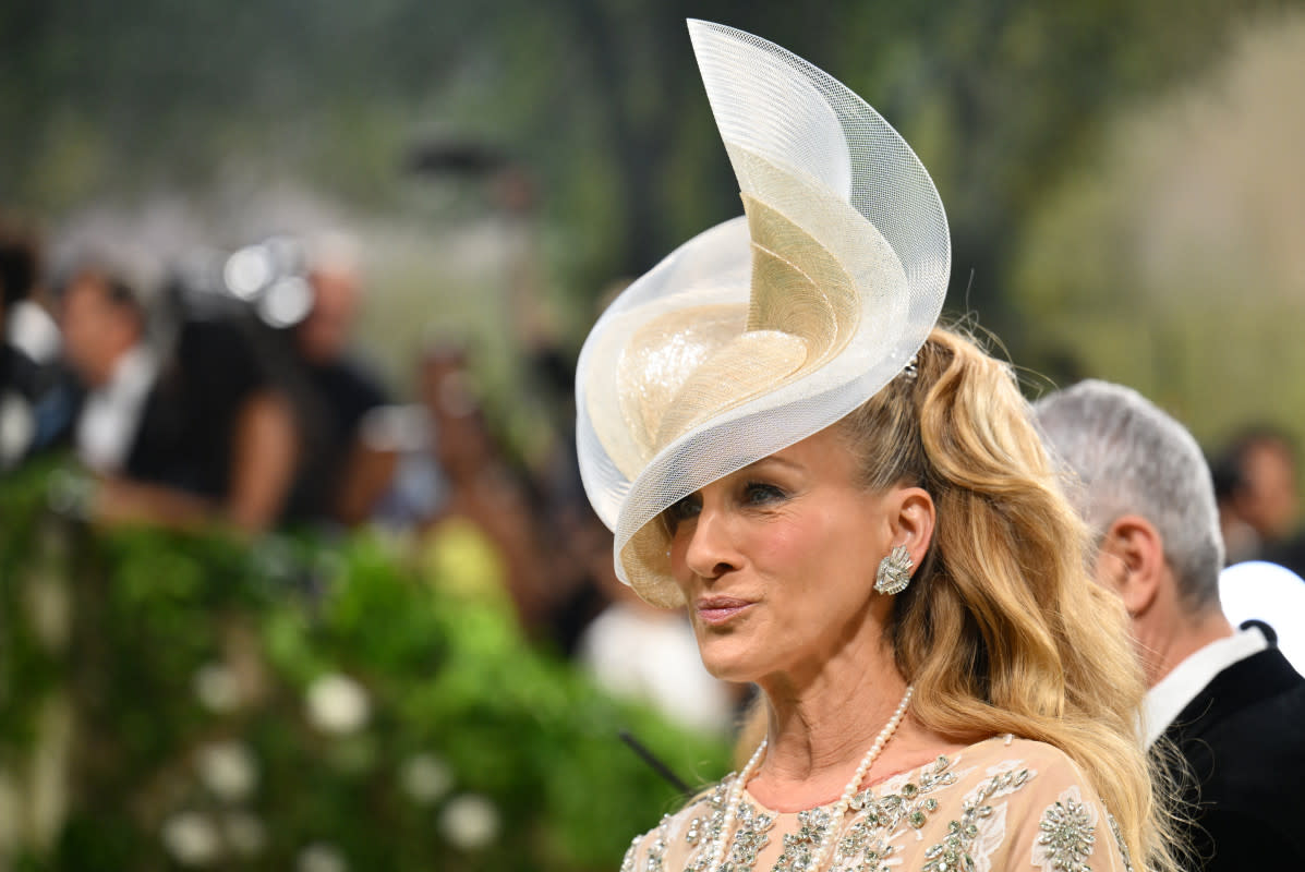 <p>Photo by Angela WEISS / AFP) (Photo by ANGELA WEISS/AFP via Getty Images</p><p>Ever a fan of hats, SJP turned up in a sculptural Philip Treacy headpiece, no bird in sight. </p>