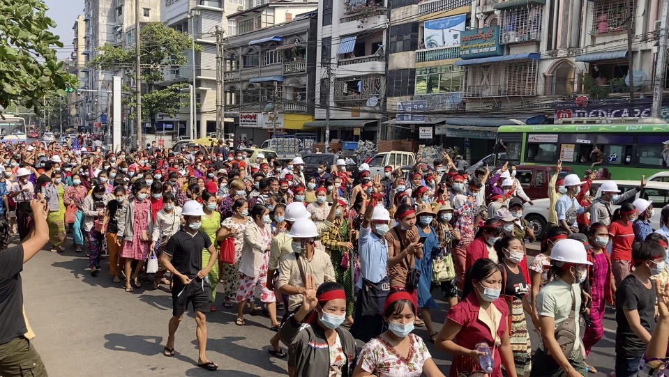 En esta imagen tomada de un video, una multitud de manifestantes marchan por Yangón, Myanmar, el 6 de febrero de 2021. (AP Foto)