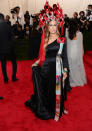 <p>Sarah Jessica Parker también dio que hablar hace tres años tras atreverse con los surrealistas tocados de Philip Treacy. (Foto: Gtres). </p>