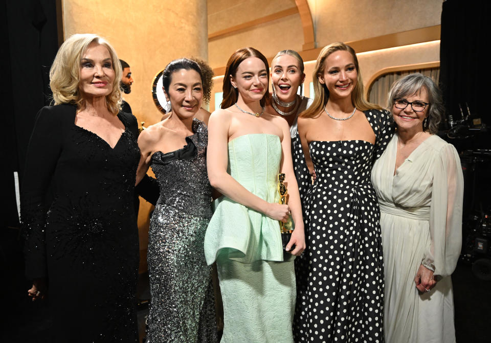 Jessica Lange, Emma Stone, Jennifer Lawrence, Sally Field, Charlize Theron y Michelle Yeoh reunidas en los Oscar tras entregarle el premio a Mejor Actriz a Stone. (Photo by Richard Harbaugh/A.M.P.A.S. via Getty Images)