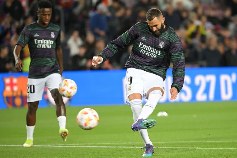 Karim Benzema calienta antes del partido contra Barcelona en la Copa del Rey