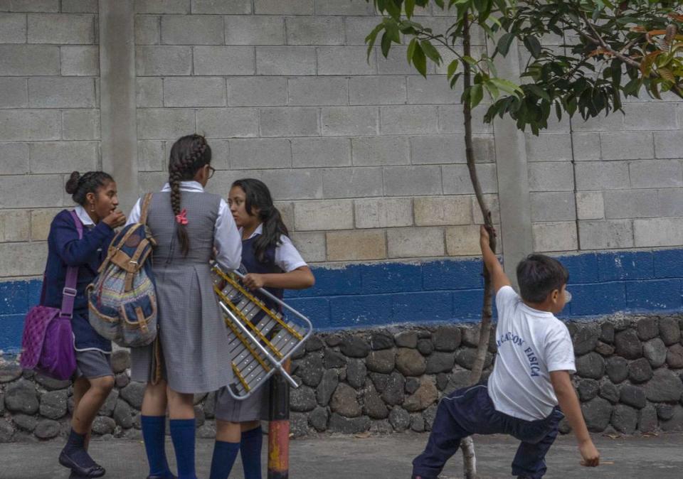 Niños de Guatemala juegan después de salir de la escuela. Guatemala es uno de los países más pobres de América Latina y también uno de los más peligrosos.