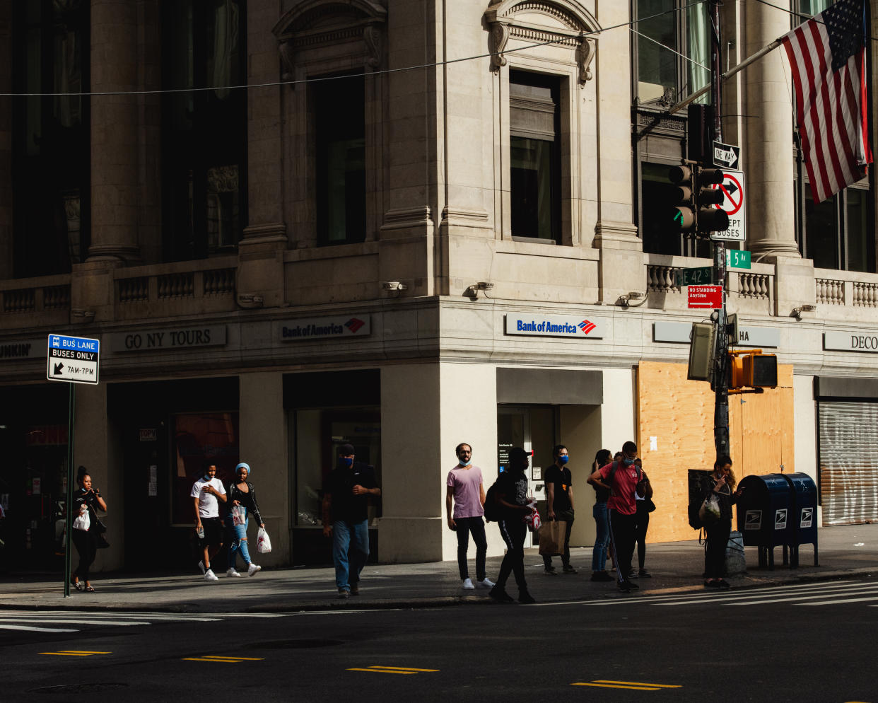 La esquina de la Quinta avenida y la calle 42 en Midtown Manhattan el jueves 18 de junio de 2020. (George Etheredge/The New York Times).