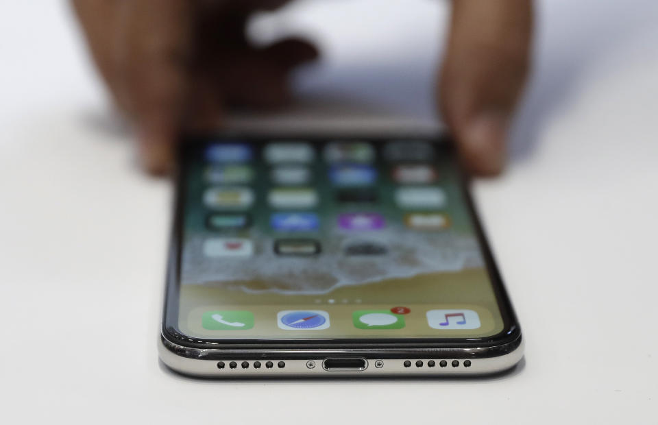 Das „iPhone X“ wird von Technikfans bereits sehnlichst erwartet. (Bild: AP Photo)