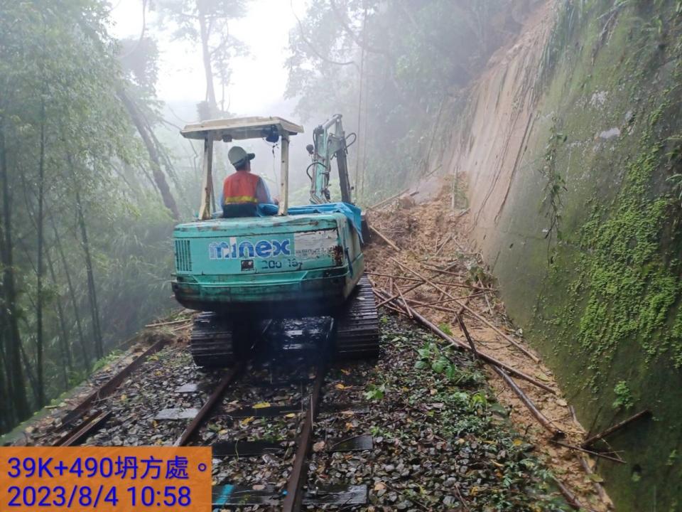 颱風卡努帶來豪雨，阿里山林鐵本線約39公里處4日邊坡崩坍土石滑落，將鐵軌掩埋，阿里山林業鐵路及文化資產管理處調派機具及人力清除。（圖／阿里山林業鐵路及文化資產管理處提供）