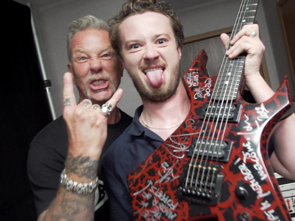 Joseph Quinn with Metallica frontman James Hetfield (Netflix)