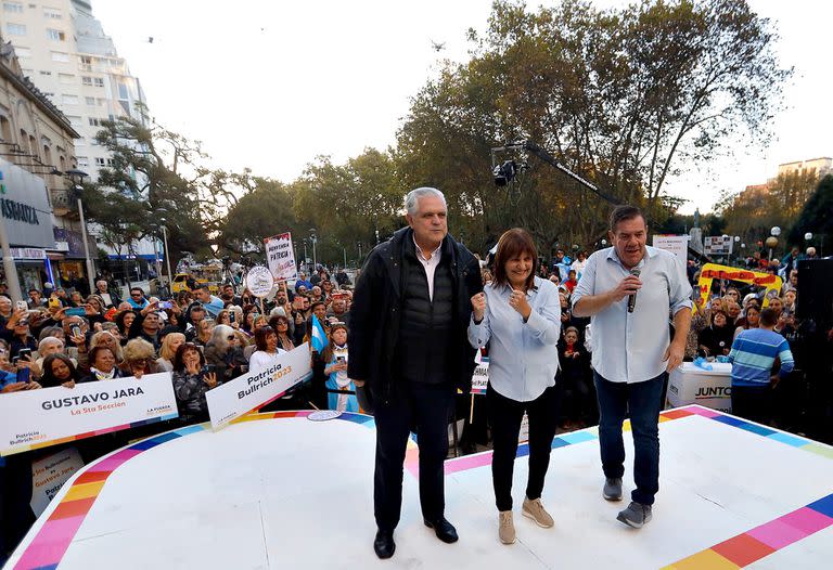 Patricia Bullrich junto a Ricardo López Murphy y Guillermo Montenegro durante un acto en la peatonal de Mar del Plata