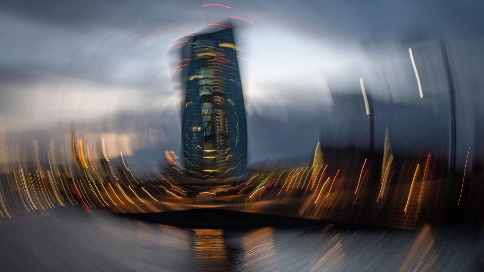 Die Europäische Zentralbank in Frankfurt am Main in der Abenddämmerung (Aufnahme mit beabsichtigter Bewegung der Kamera während der Belichtung).