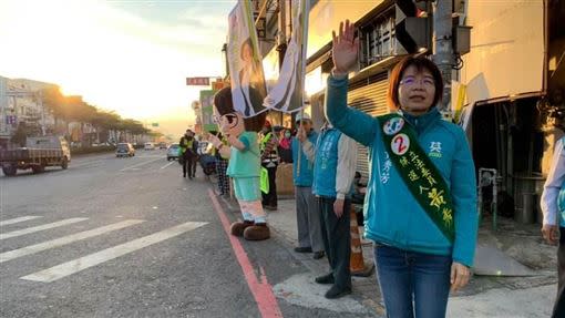 尋求連任的民進黨候選人黃秀芳擊敗張瀚天、黃玉芬。（圖／翻攝臉書）