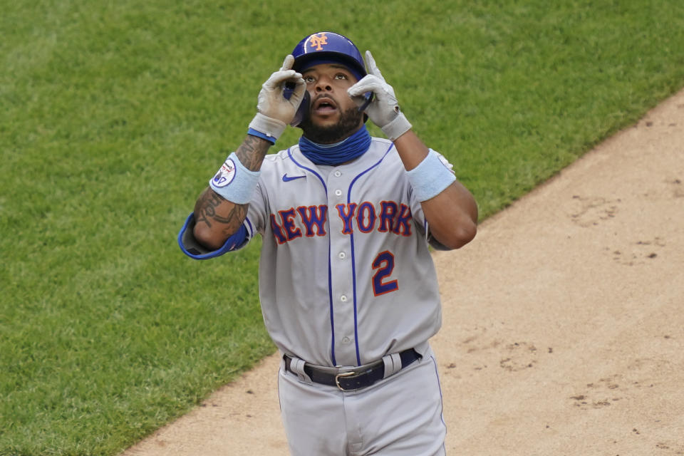 Dominic Smith, de los Mets de Nueva York, festeja luego de conectar un jonrón en el primer juego de una doble cartelera ante los Yanquis de la misma ciudad, el viernes 28 de agosto de 2020 (AP Foto/John Minchillo)