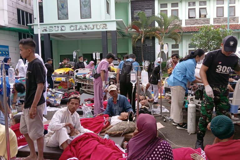 Sobrevivientes reciben tratamiento médico fuera de un hospital local después de un terremoto en Cianjur, Java Occidental, Indonesia, el lunes 21 de noviembre de 2022.