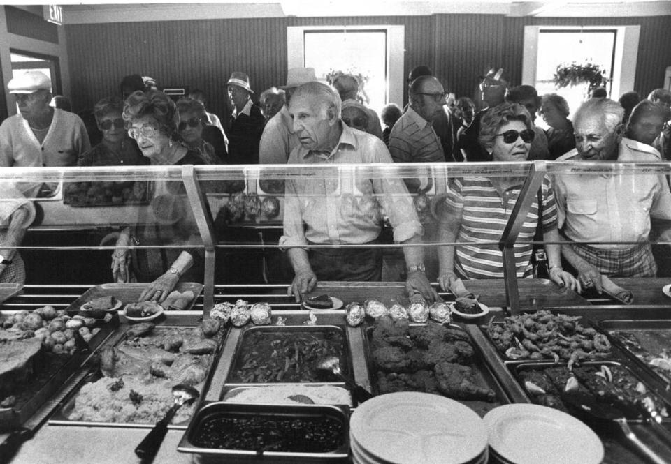 Customers line up to pick their meals at Morrison’s Cafeteria in Hallandale Beach in 1985. Miami Herald File