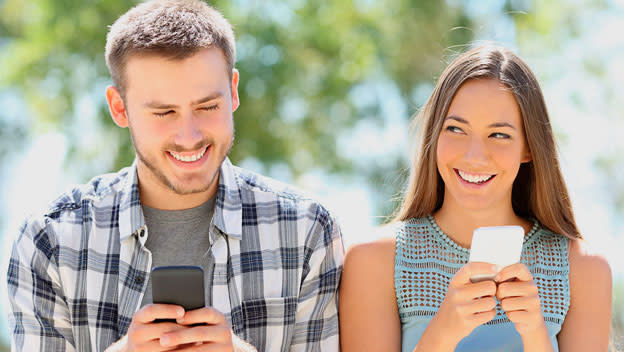 Para los más jóvenes es algo natural usar el móvil para iniciar relaciones personales. (Foto: Getty)