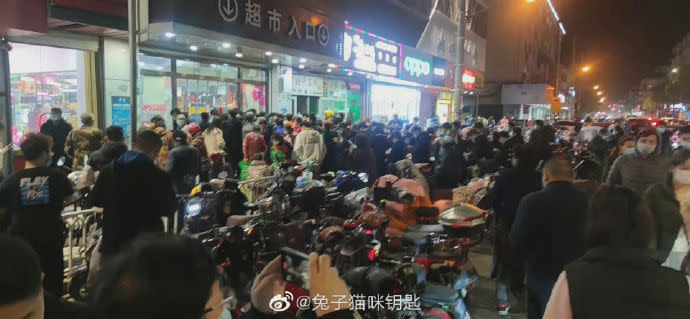 中國疫情失控，上海、吉林封控，超市門口擠滿搶著買菜的人潮。   圖：翻攝自微博