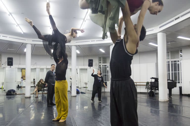 Las parejas protagónicas en un ensayo en la sala Rotonda del subsuelo del Colón, con Marcia Haydée