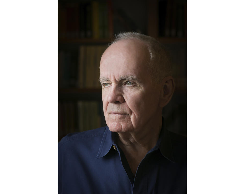 El autor Cormac McCarthy posa para un retrato en Santa Fe, N.M., el 12 de agosto de 2014. McCarthy, el novelista ganador del Premio Pulitzer que en prosa densa y frágil llevó a los lectores desde el sur de los Apalaches hasta el desierto del suroeste en novelas como "The Road", "Blood Meridian" y "All the Pretty Horses", murió el martes. Tenía 89 años. (Beowulf Sheehan vía AP)