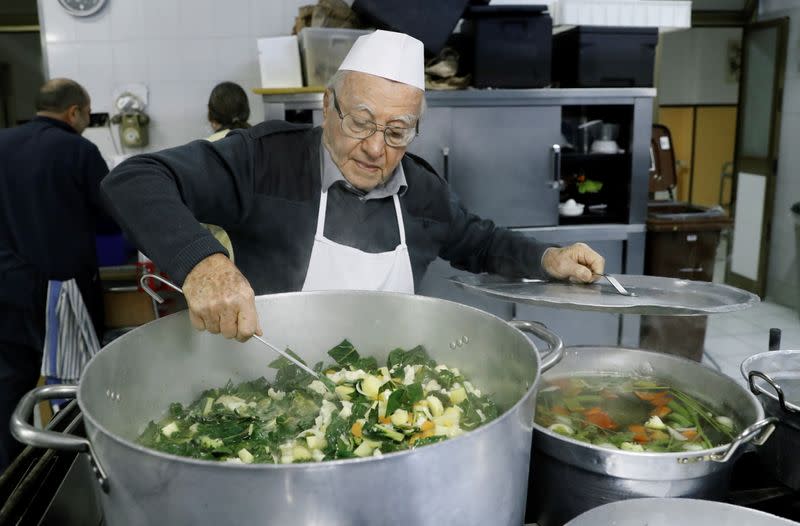 Dino Impagliazzo prepara sopa, Roma