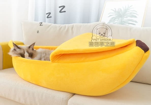 【寵物夢工廠】香蕉床造型寵物睡窩（M號），售價110元。（圖取自Yahoo購物中心）