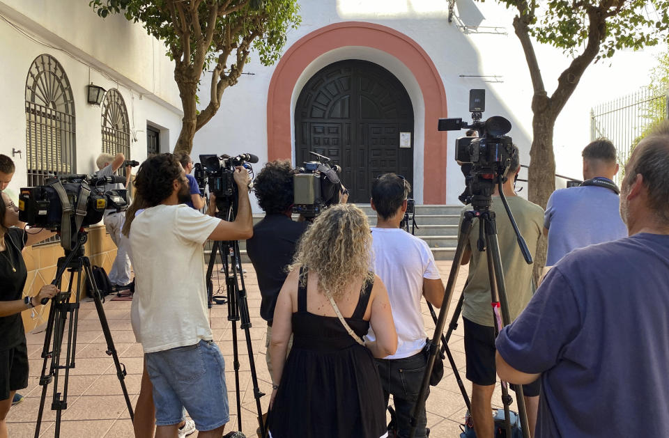 Periodistas aguardan afuera de la iglesia donde la madre de Luis Rubiales, presidente de la federación española de fútbol, inició una huelga de hambre en Motril, provincia de Granada, el lunes 28 de agosto de 2023. (Europa Press vía AP)