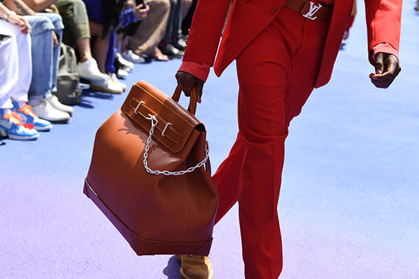 Un hombre lleva una bolsa Louis Vuitton antes de que Louis Vuitton se  muestre como parte de Paris Menswear Otoño/Invierno 2019-2020 el 17 de  enero de 2019 en París, Francia. Foto de