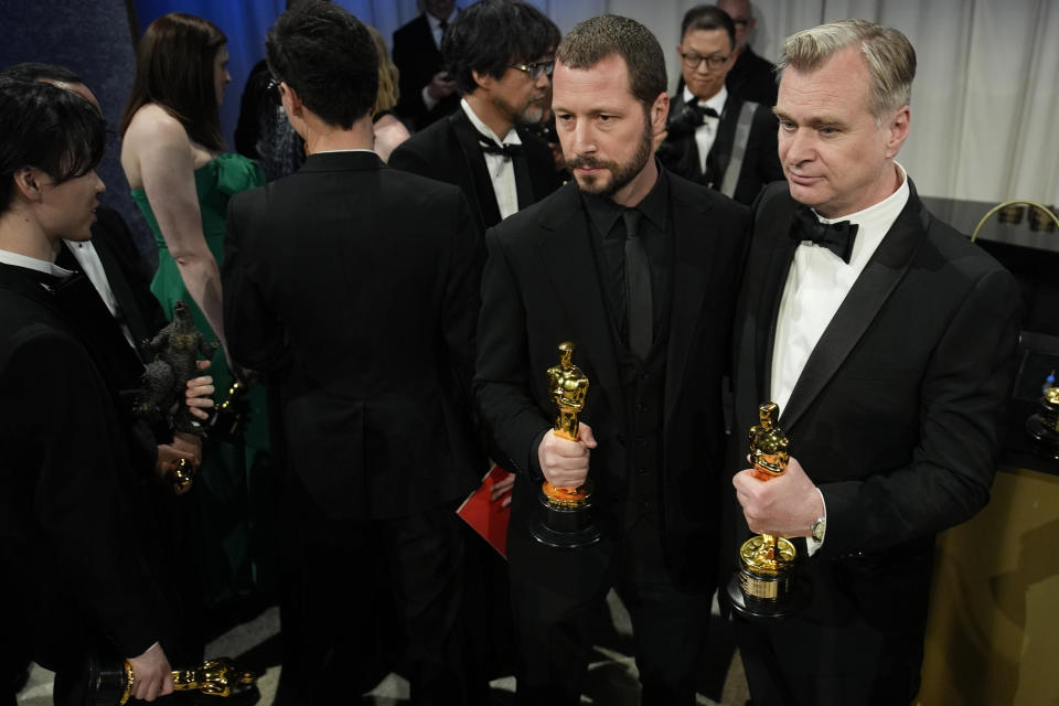 Mstyslav Chernov, ganador del premio a mejor largometraje documental por "20 Days in Mariupol", izquierda, y Christopher Nolan, ganador del premio a mejor dirección y película por "Oppenheimer" posan en el Baile de los Gobernadores tras los Oscar el domingo 10 de marzo de 2024, en el Teatro Dolby en Los Angeles. (Foto AP/John Locher)