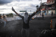 <p>A masked supporter of presidential candidate Salvador Nasralla yells at fellow protesters to fight police at their roadblock to protest what they call electoral fraud in Tegucigalpa, Honduras, Friday, Dec. 1, 2017. (Photo: Rodrigo Abd/AP) </p>