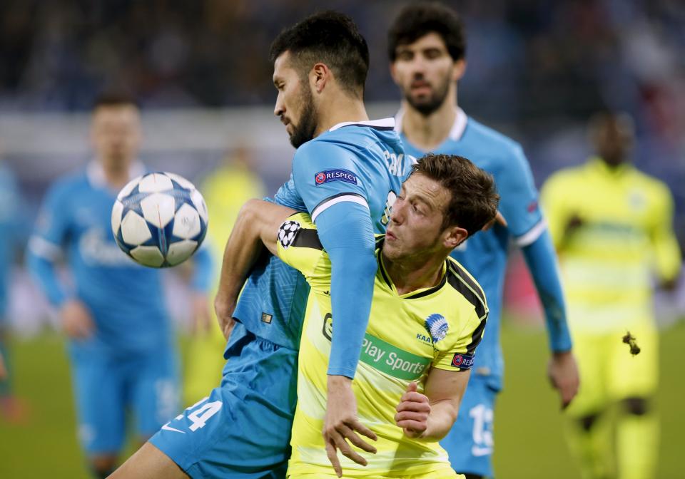 Football Soccer - KAA Gent v Zenit St. Petersburg - Champions League Group Stage - Group H - Ghelamco Arena, Ghent, Belgium - 9/12/2015 Zenit St. Petersburg's Ezequiel Garay (L) in action against KAA Gent's Brecht Dejaegere (R). REUTERS/Francois Lenoir