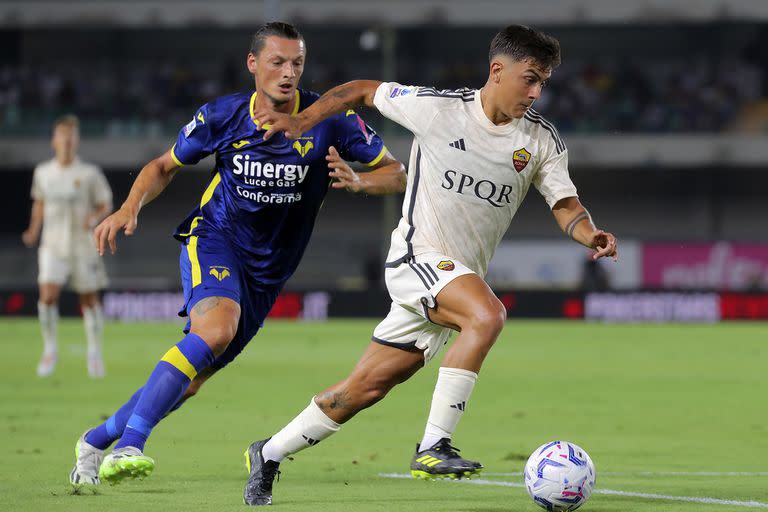 Paula Dybala lleva la pelota, seguido por Pawel Dawidowicz