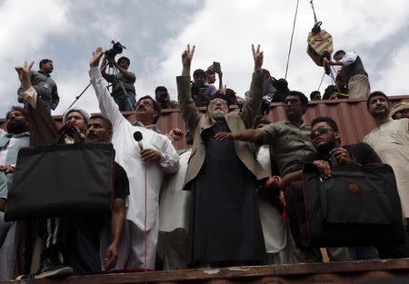 Muhammad Tahirul Qadri (C), Sufi cleric and leader of political party Pakistan Awami Tehreek (PAT), gestures while addressing his supporters during the Revolution March in Islamabad August 16, 2014. REUTERS/Akhtar Soomro