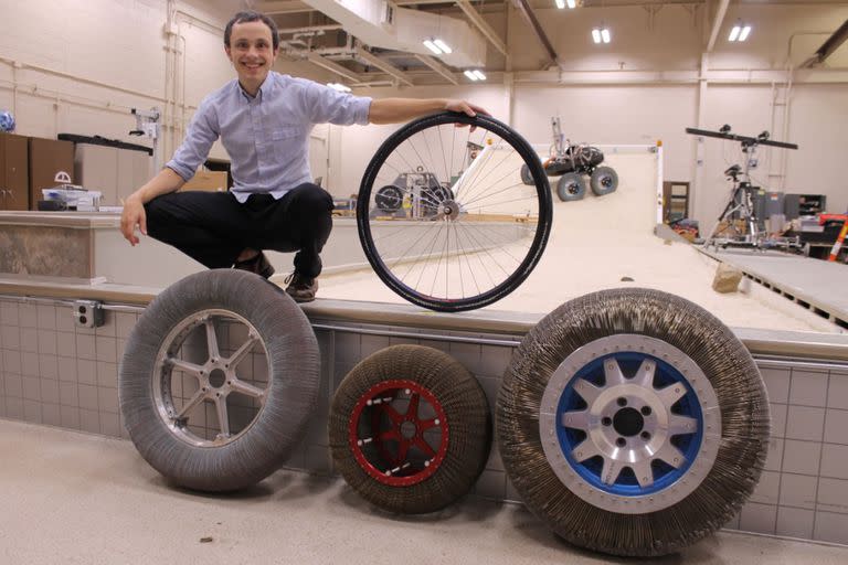 Calvin Young, uno de los ingenieros que participaron del desarrollo de METL, junto a los diferentes modelos de ruedas sin aire creados por la NASA