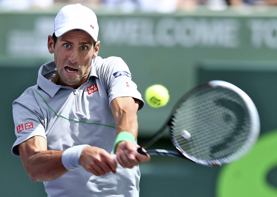 El serbio Novak Djokovic devuelve un tiro al español Rafael Nadal durante la final del Master de Miami, el domingo 30 de marzo de 2014, en Key Biscayne, Florida. Djokovic ganó 6-3, 6-3. (AP Foto/J Pat Carter)